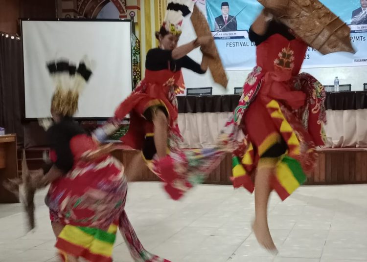 Tarian di Festival dan Lomba Seni Siswa Nasional SMP/MTs Tingkat Kabupaten Kapuas, Kamis pagi (25/05). (ist)