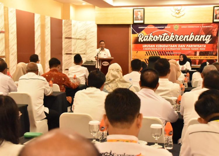 Asisten Bidang Perekonomian dan Pembangunan Leonard S. Ampung saat membacakan sambutan tertulis Sekda Prov. Kalteng. (Photo/ikhsan)