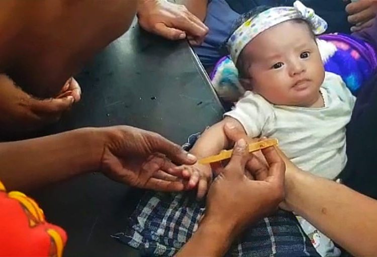  Tangkapan layar cuplikan video petugas damkar yang memotong cincin di jari bayi, Selasa (30/5).