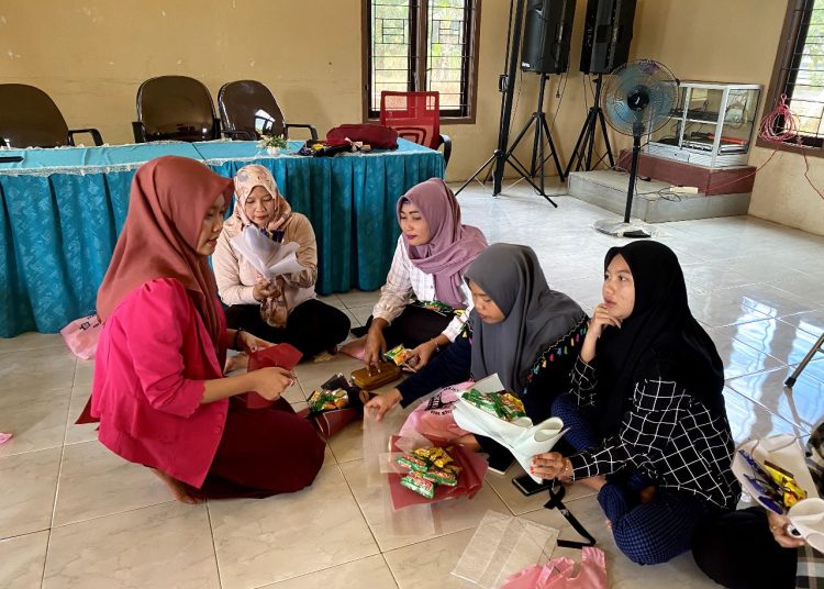 Koordinator Srikandi Ganjar Refa Asmianur saat memberikan arahan kepada peserta pelatihan cara membuat Bucket Snack. (Photo/ist)