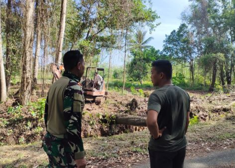 Dandim 1011/KLK. Letkol. Inf. Khusnun Dwi Putranto didampingi Perwira Seksi Toritorial yang juga sekaligus Danramil 04- Selat Kapt. Inf. Ignatius Redy Dwi P. melihat langsung pembangunan Outbond. (ist)