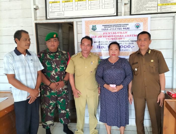 Penyaluran yang dilakukan di Kantor Desa setempat secara  langsung juga disaksikan Camat Kapuas Hulu. (ist)