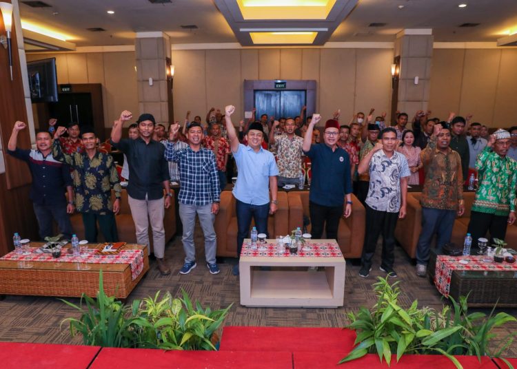 Ketua Tim 7 Nasional Des Ganjar, Senthot Rudi Prastiono dan Wakil Ketua DPD Desk Ganjar Kalteng Miftahussolihin dan jajaran pengurus serta relawan sata melakukan photo bersama. (Photo/ist)