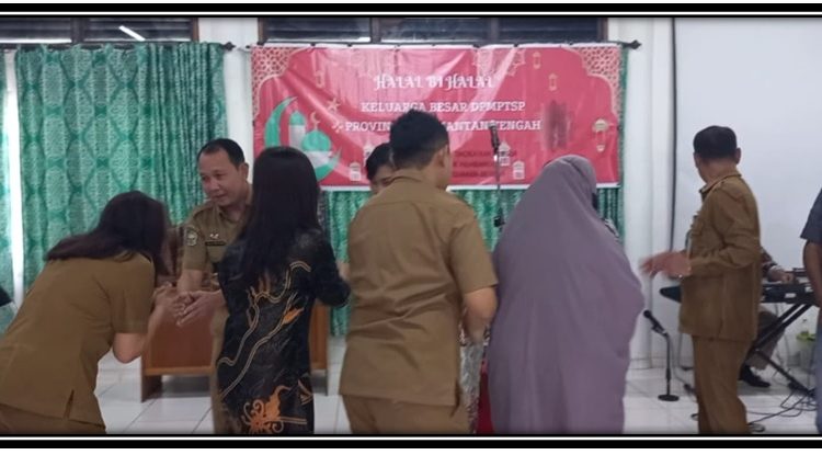 Silaturahmi Kepala DPMPTSP Prov. Kalteng Sutoyo dengan seluruh pegawai. (Photo/RH)