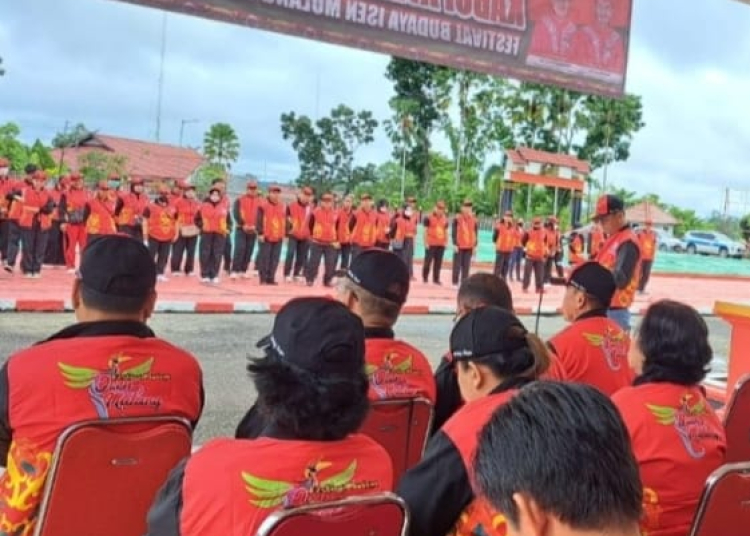 Sekretaris Daerah Kabupaten Murung Raya Hermon saat melepas 157 peserta kontingen Festival Budaya Isen Mulang di Palangka Raya. (ist)