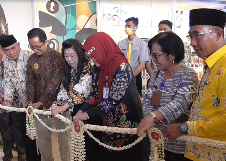 Wakil Wali Kota Palangka Raya Hj. Umi Mastikah didampingi Kepala Dinas DPKUKMP) Kota Palangkaraya H. Samsul Rizal, Kepala Dinas Kepala Dinas Tenaga Kerja Kota Palangka Raya Dra.Mesliana Tara,M.M, Kabag Tata Usaha  Kanwil Kementerian Agama Provinsi Kalimantan Tengah yang juga Ketua Satgas Halal Prov.Kalteng Drs. H. TUAINI, M.Ag, Area Manager Hokban Kalimantan Kairul Bashori saat bersama-sama melakukan pengguntingan vita. (Photo/ivan)