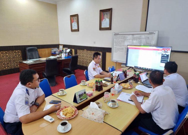 Kepala Dinas Perhubungan Provinsi Kalimantan Tengah Yulindra Dedy beserta staf saat mengikuti Desk Musrenbangnas. (Photo/ongky)