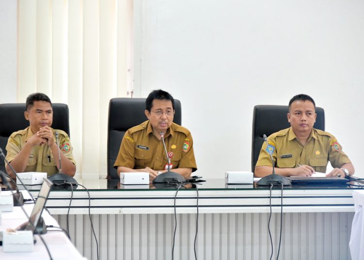 Kepala Bappedalitbang Prov. Kalteng Kaspinor didampingi Kabid Perencanaan dan Evaluasi Pembangunan Daerah Bappedalitbang Prov. Kalteng Lukman Alhakim dan Fungsional Perencana Fredy Darinton. (Photo/zia)