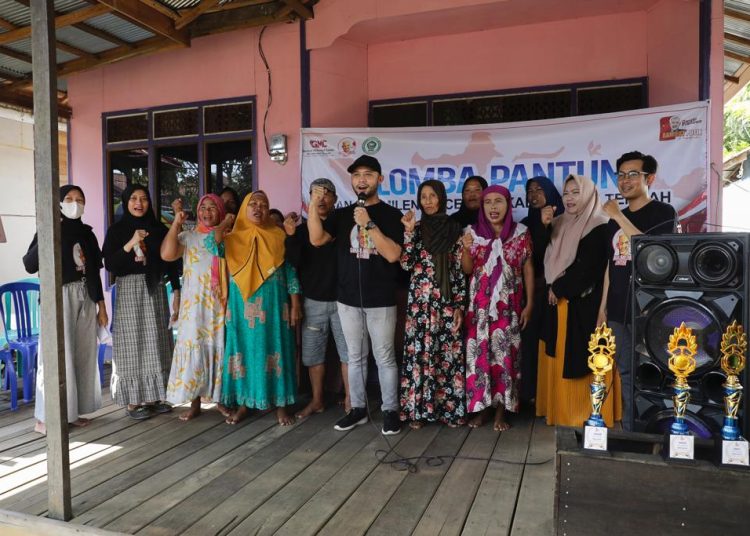 Korwil Mag Ganjar Center M. Rosyid Ridho bersama ibu-ibu peserta lomba pantun saat menerikkan yel-yel Ganjar Presiden. (Photo/ist)