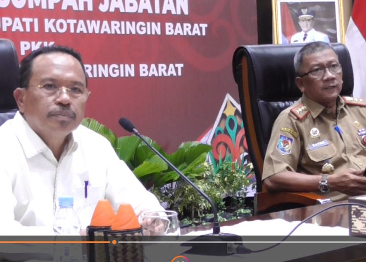 Sekretaris Daerah Provinsi Kalimantan Tengah H. Nuryakin didampingi Asisten Bidang Pemerintahan dan Kesejahteraan Rakyat Katma F Dirun saat menggelar konfrensi pers. (Photo/ivan)