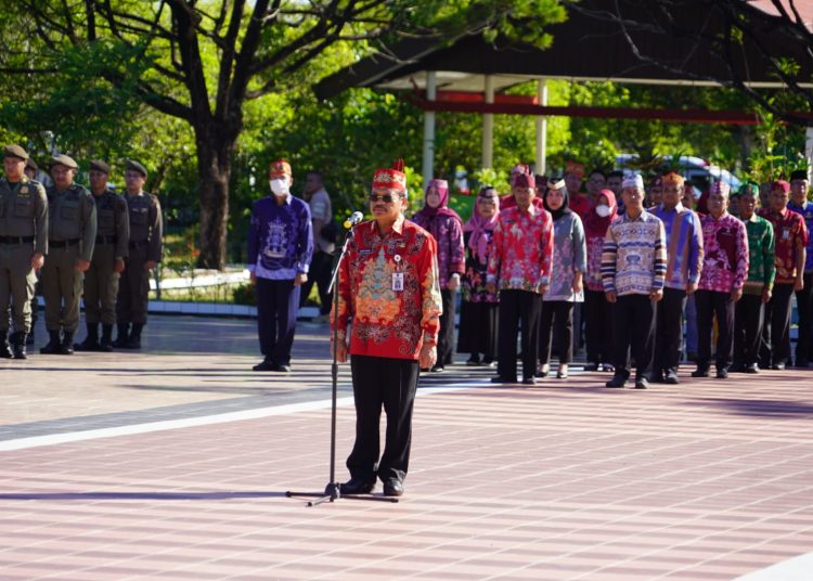 Sekda Prov. Kalteng H. Nuryakin saat memimpin  upacara di Taman Makam Pahlawan Sanaman Lampang Palangka Raya. (Photo/ist)