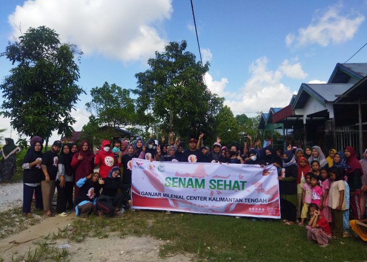 Ratusan warga Desa Anjir Serapat Kapuas dan Dema STAI Kapuas berphoto bersama usai melakukan senam bersama. (Photo/ist)