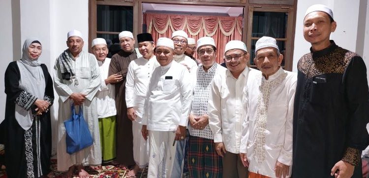 Walikota Palangka Raya dua periode  2018-2013 dan 2013-2018 Dr HM Riban Satia, wakil Ketua  Bubuhan Banjar (KBB) Kalteng   KH Chairudin Halim dan Ketua MUI Palangka Raya Zainal Arifin serta mantan Ketua NU Kalteng KH Abdul Wahid AHA saat menghadiri haul. (ist)