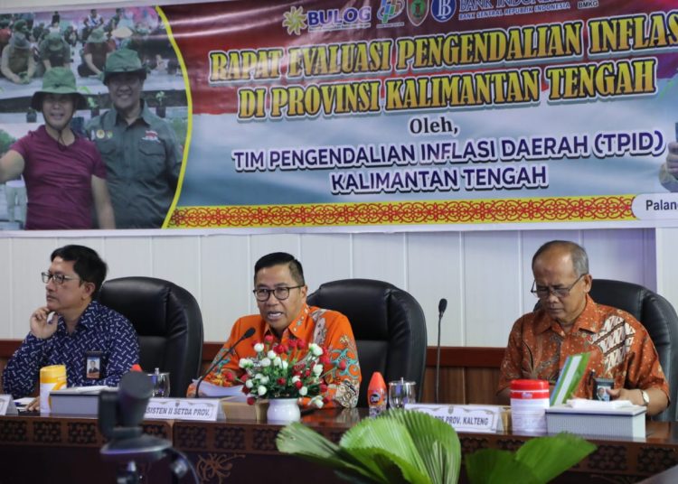 Asisten Perekonomian dan Pembangunan Setda Prov. Kalteng Leonard S. Ampung pimpin rapat evaluasi Tim Pengendali Inflasi Daerah (TPID) terhadap hasil rilis Badan Pusat Statistik (BPS) terkait inflasi Kalteng bulan April tahun 2023. (Photo/rinto)