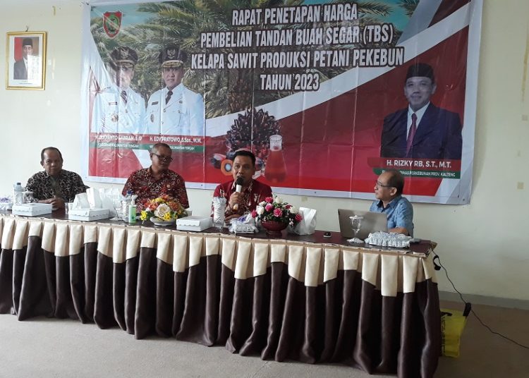 Plt Kadisbun saat memimpin rapat penetapan harga Tandan Buah Segar (TBS) periode April 2023. (Photo/levri)