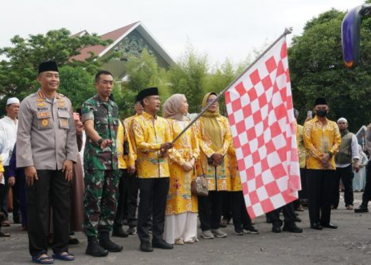 Wali Kota Palangka Raya, Fairid Naparin melepas keberangkatan 229 calon jemaah haji asal Kota Palangka Raya di Aula GPU Palampang Tarung Kota Palangka Raya, Minggu (4/6/2023). Foto : Ist