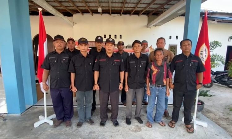 Organisasi Masyarakat Gabungan Betang Bersatu Kalimantan Tengah (Ormas GBB-KT), di sekretariatnya jalan Soekarno, Kota Palangka Raya, beberapa waktu lalu mengikrarkan diri untuk menjaga keamanan dan ketertiban masyarakat (Kamtibmas) di Bumi Tambun Bungai, Kalimantan Tengah. Foto : Ist