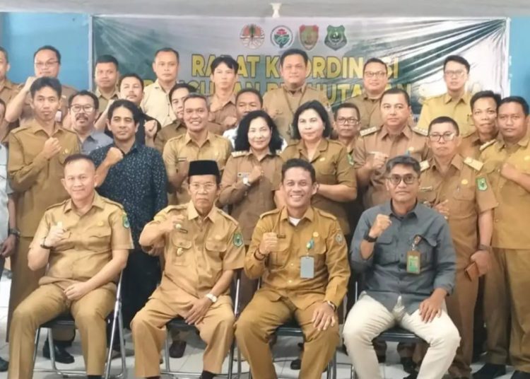 Foto bersama plt Bupati Kapuas pada Rapat Koordinasi Pembangunan Perhutanan Sosial. (Ist)