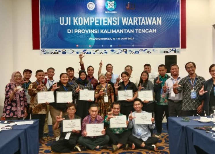 Foto bersama peserta UKW LPDS, para penguji,  Dewan Pers usai acara penutupan, Sabtu (17/6). (ist)