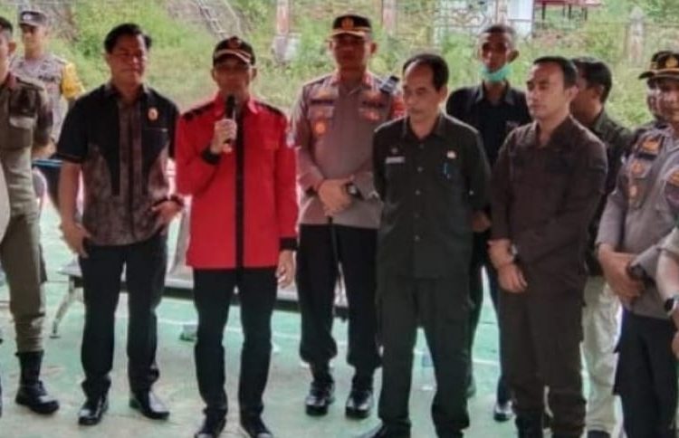 Bupati Murung Raya, Drs Perdie M Yoseph, MA saat memberikan keterangan usai memimpin rapat. (ist)