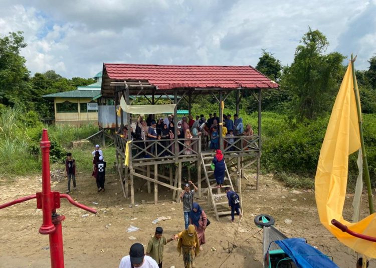 Pemakaman Habib Danau Tundai, tampak ramai dikunjungi peziarah, Minggu (18/6). Foto/RizaL