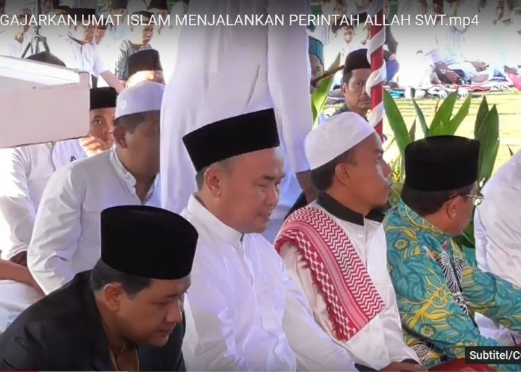 Gubernur Kalteng H. Agustiar Sabran saat melaksanakan Sholat Idul Adha 144 Hijriah. (Photo/ivan)