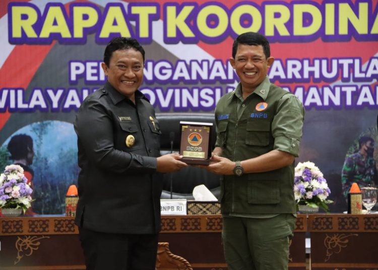 Wakil Gubernur Kalteng H. Edy Pratowo saat memberikan cindera mata kepada Kepala BNPB RI Mayjen TNI Suharyanto. (Photo/asep/rizaldi)