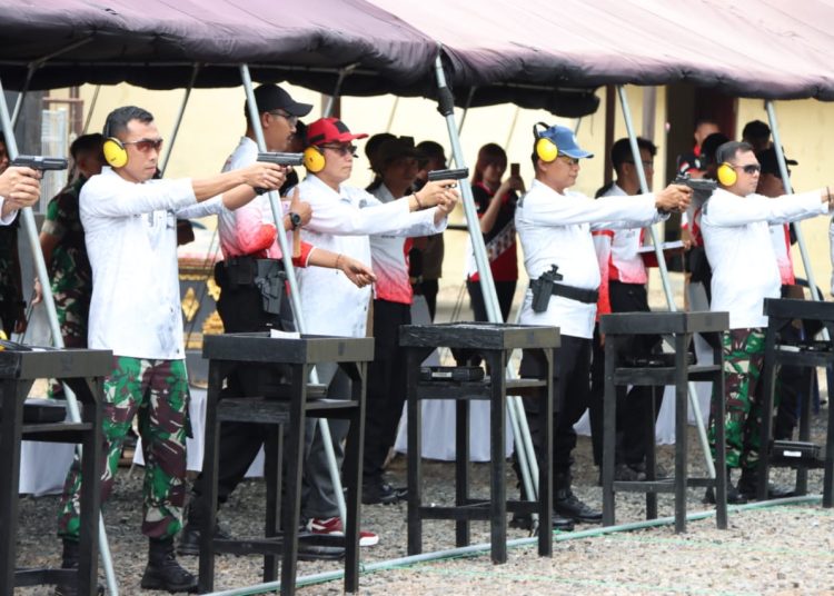 Staf Ahli Gubernur Kalteng Bidang Ekonomi, Keuangan dan Pembangunan Yuas Elko saat latihan menembak. (Photo/asep)