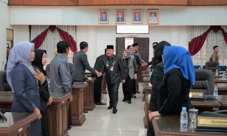 Pj. Bupati Barsel Deddy Winarwan saat memasuki Gedung Graha Paripurna DPRD Barsel