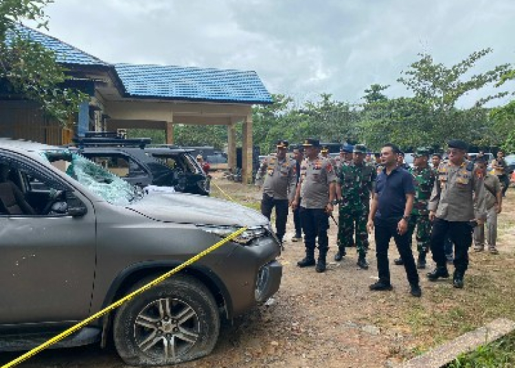 Kapolda Kalteng Irjen Pol Drs Nanang Avianto M.Si bersama Danrem 102  Panju Panjung mengecek langsung pelaksanaan pengamanan yang dilakukan personel TNI/Polri di PT Bangun Jaya Alam Permai (BJAP) Seruyan, Sabtu (8/7/2023). (Ist)