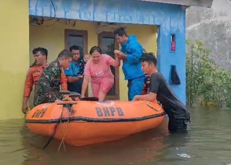 Tim Gabungan mengevakuasi warga terdampak menggunakan perahu karet di Kabupaten Padang Pariaman, Sumatera Barat pada Sabtu (16/7/23). (Photo/ist)