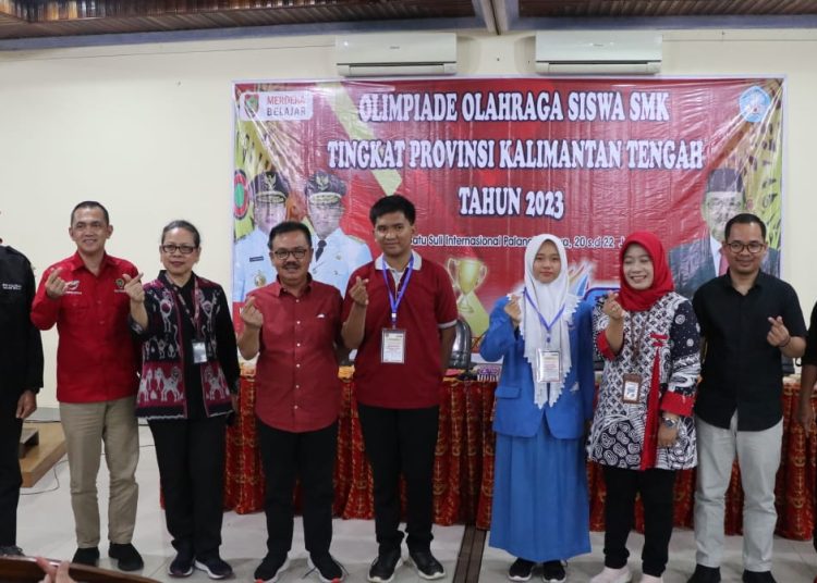 Plt. Kadisdik Prov. Kalteng Herson B Aden photo bersama pada acara pembukaan kegiatan O2S SMK Provinsi Kalimantan Tengah Tahun 2023. (Photo/devid)