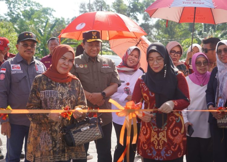 Pembukaan pameran museum keliling ditandai dengan pengguntingan pita oleh Ketua I TP PKK Prov. Kalteng Bidang Pembina Karakter Keluarga Nunu Andriani Edy Pratowo dan Ketua DWP Prov. Kalteng Hj. Anitha Nuryakin. (Photo/rizal)