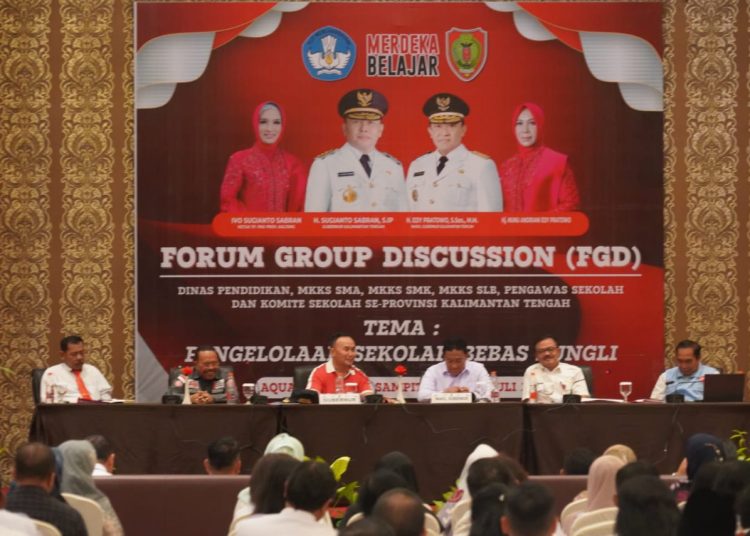 Gubernur Kalteng H. Sugianto Sabran saat memberikan sambutan pada kegiatan FGD Penguatan Kompetensi MKKS SMA/SMK/SLB/Pengawas dan Komite Sekolah se-Kalimantan Tengah. (Photo/rizal)