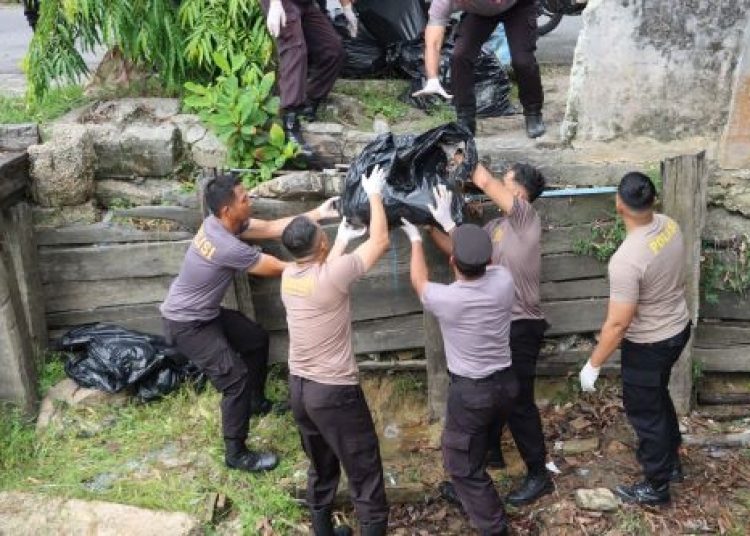 Jajaran Polresta Palangka Raya saat membersihkan bantaran sungai. (ist)