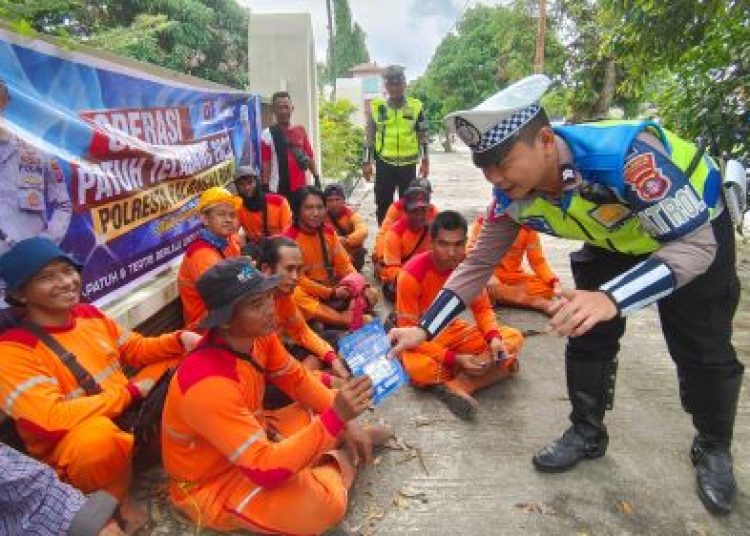 Satlantas Polresta Palangka Raya saat edukasikan Tertib Lalu Lintas. (ist)