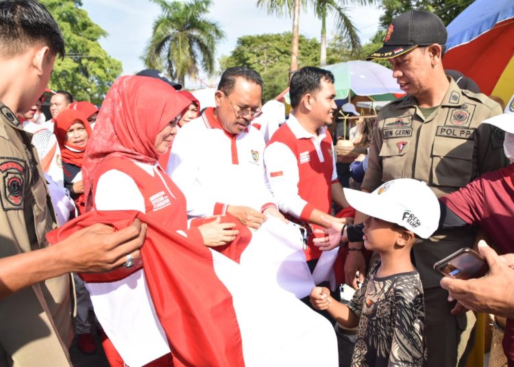 Sekda Prov. Kalteng H. Nuryakin bagikan bendera merah putih kepada masyarakat. (Photo/iksan)