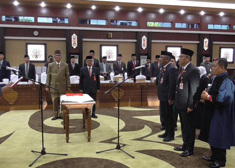 Wakil Gubernur Kalteng H. Edy Pratowo saat melakukan Pengambilan Sumpah dan Pelantikan Pejabat Pimpinan Tinggi Pratama serta Kepala sekolah di Lingkungan Pemprov Kalteng. (Photo/ivan)