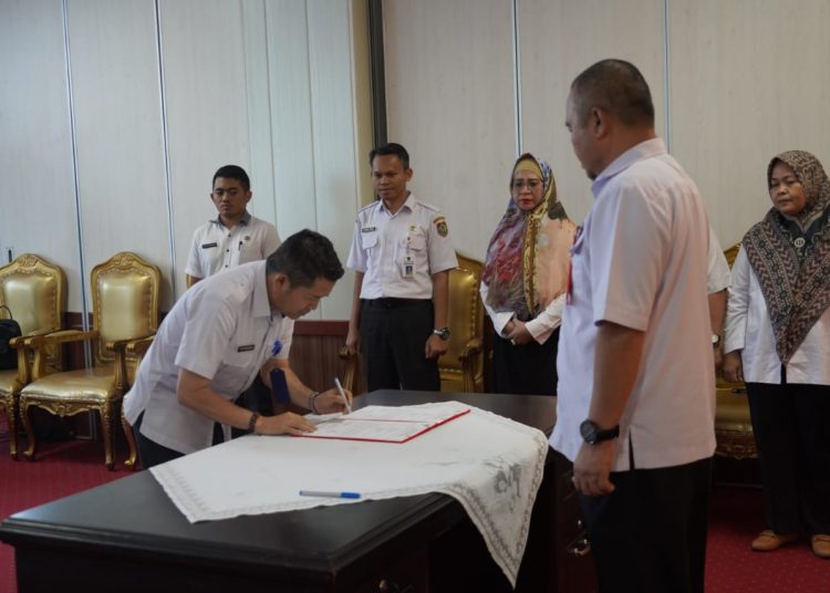 Asisten Adum Setda Prov. Kalteng Sri Suwanto saat pimpin sekaligus menjadi saksi Sertijab Kepala Bagian Kerjasama pada Biro Pemerintahan dan Otonomi Daerah Setda Prov. Kalteng. (Photo/erlina)