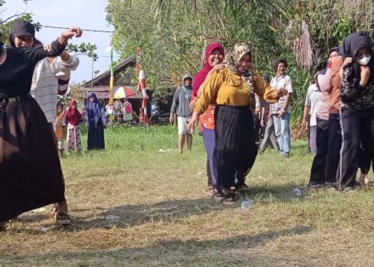 Peserta lomba lari karung saat perayaan HUT RI. (ist)