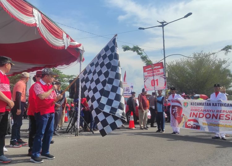 Bupati Katingan Sakariyas memberangkatkan ribuan peserta pawai pembangunan, di komplek perkantoran Pemkab Katingan, Jum'at sore (18/8). (Ist)