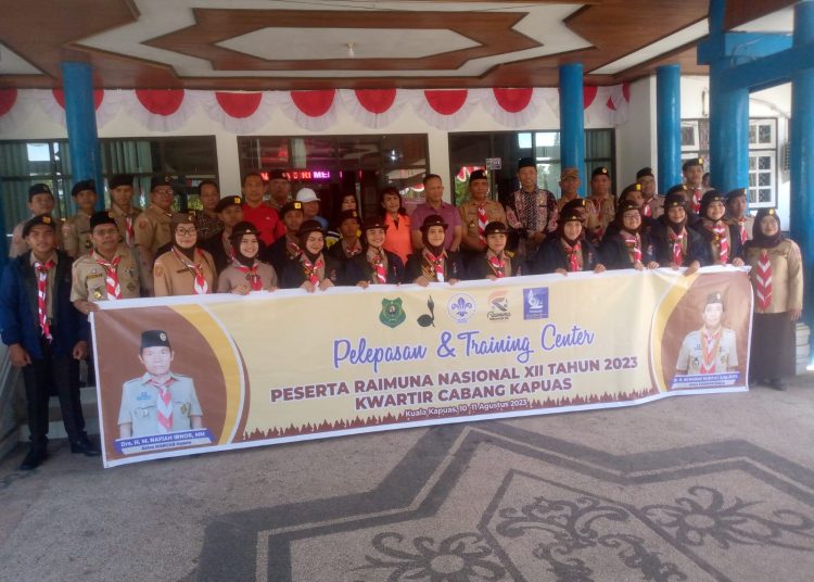 foto bersama Sekda Kapuas dan  peserta Raimuna. (Ist)