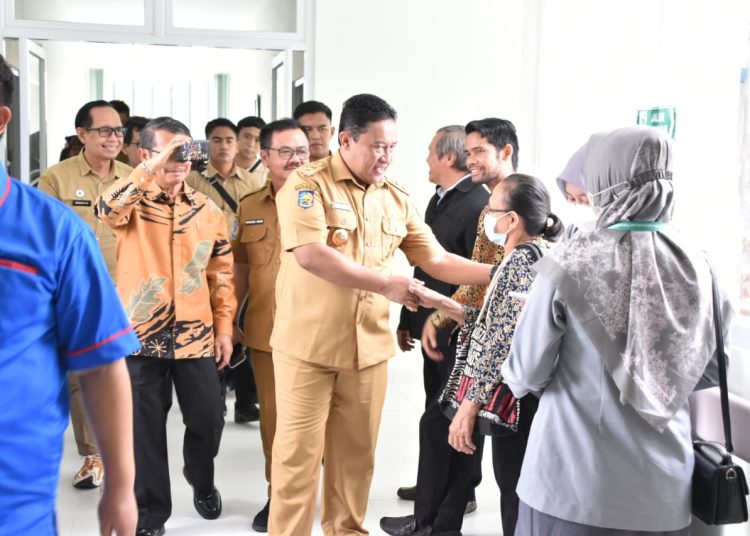 Wakil Gubernur Kalteng H. Edy Pratowo saat meninjau ruangan di RS Advent di Palangka Raya. (Photo/iksan)