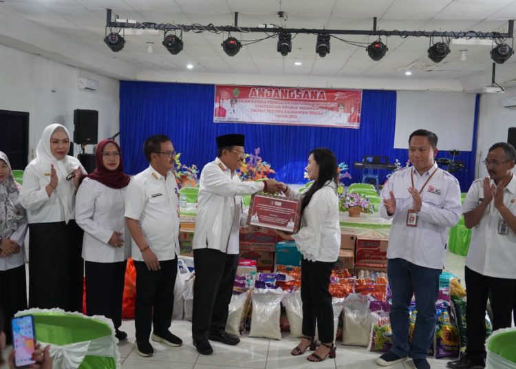 Sekda Prov. Kalteng H. Nuryakin serahkan bingkisan bantuan secara simbolis. (Photo/rinto)