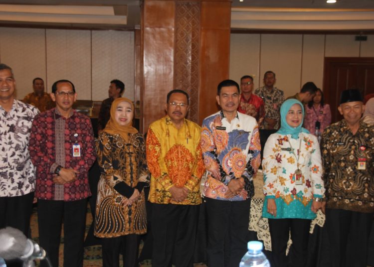 Sekretaris Daerah Prov. Kalteng H. Nuryakin usai mengikuti Rakorpusda Pengendalian Inflasi melakukan photo bersama. (Photo/ist)