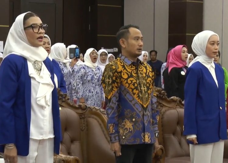 Ketua DPD IWAPI Prov. kalteng Hj. Asti Rizky Badjuri didampingi Wali Kota Palangka Raya Fairid Naparin saat menghadiri Pelantikan dan Pengukuhan DPC IWAPI Kota Palangka Raya. (Photo/ivan)