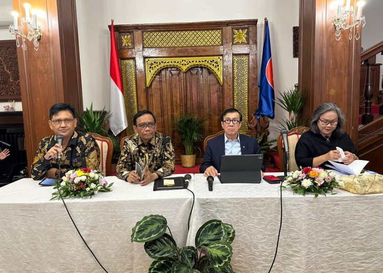 Menko Polhukam Prof. Dr. H. Mahfud MD saat memberikan keterangan pers terkait penanganan eks Mahid di Praha Ceko. (Photo/ist)