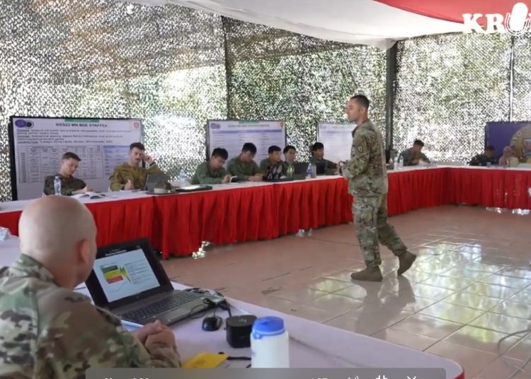 Seorang instruktur tentara US saat memberikan materi pada MDMP Academic Phase. (Photo/ist)