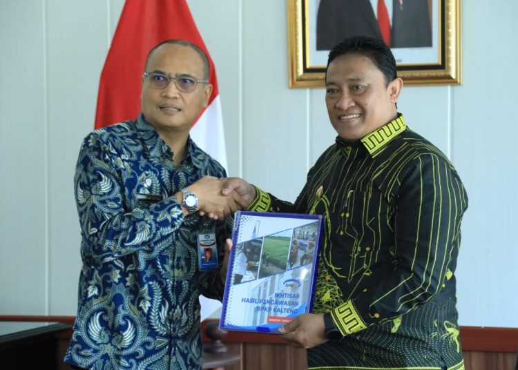 Wakil Gubernur Kalteng H. Edy Pratowo saat menerima Laporan Hasil Pengawasan Semester I Tahun 2023 dari Kepala Perwakilan BPKP Kalteng Bambang Ari Setiono. (Photo/fery)