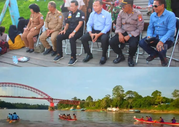 Bupati Murung Raya Perdie M. Yoseph menutup kegiatan lomba perahu tradisional dan lomba Besei Kambe di dermaga Putir Sikan Puruk Cahu, Selasa (22/8/2023). Foto : dk